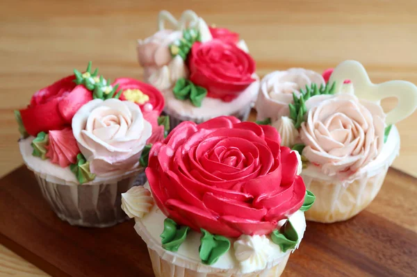 Nahaufnahme Einer Reihe Wunderschöner Rosenförmiger Zuckerguss Cupcakes Mit Selektivem Fokus — Stockfoto