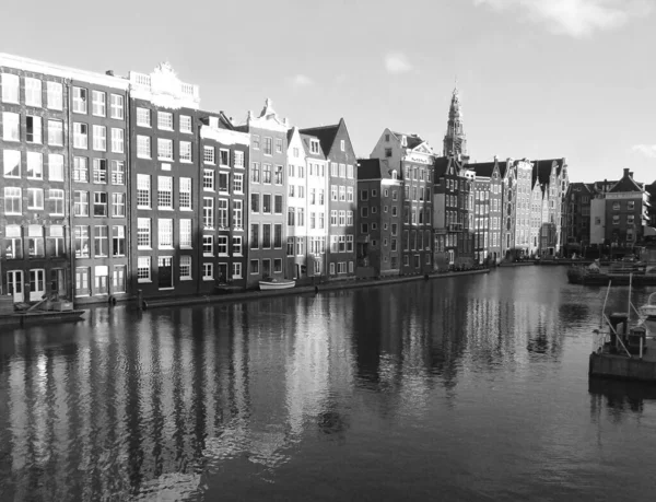 Monochrome Afbeelding Van Indrukwekkende Nederlandse Gebouwen Langs Het Kanaal Amsterdam — Stockfoto