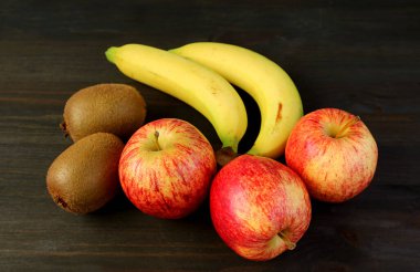 WELLNESS Konsepti için Koyu Kahverengi Ahşap Arkaplanda Taze Olmuş Meyveler