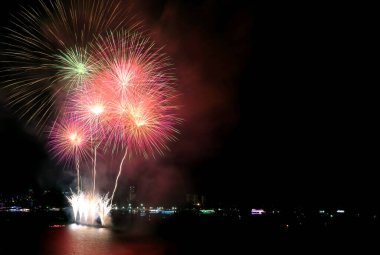 İnanılmaz çok renkli havai fişekler Gece gökyüzüne sıçrıyor
