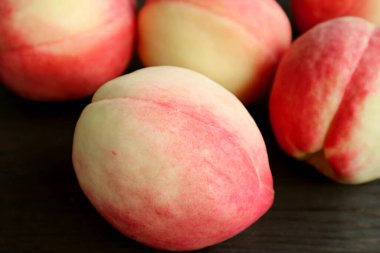 Taze olgun şeftali ve bulanıklığı yakın plan Kara Tahta Arkaplan üzerine bir diğeri