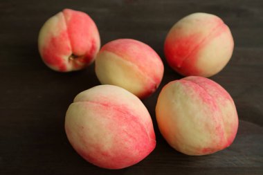 Taze taze şeftali yığını Kara Tahta Masa 'ya serpilmiş