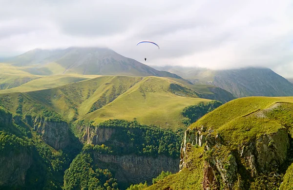 Parapente Sur Les Chaînes Montagnes Caucase Luxuriant Route Militaire Géorgienne — Photo