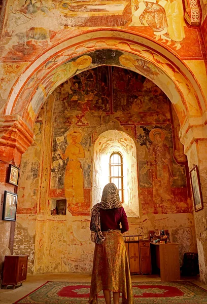 Visitante Feminina Impressionada Com Afrescos Medievais Dentro Igreja Complexo Mosteiro — Fotografia de Stock