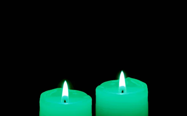 Een Paar Muntgroene Kaarsen Gloeien Het Donker Met Kopieerruimte — Stockfoto