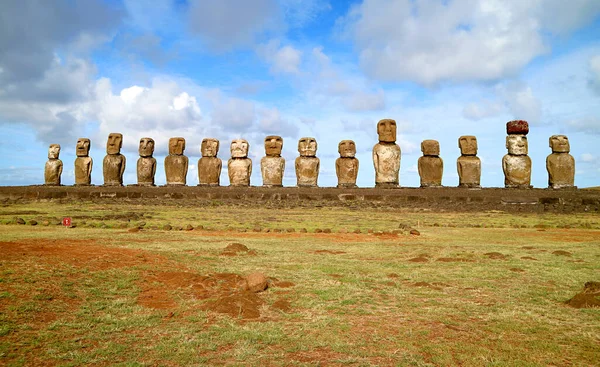 Gigantesche Statue Moai Ahu Tongariki Più Grande Piattaforma Cerimoniale Sull — Foto Stock