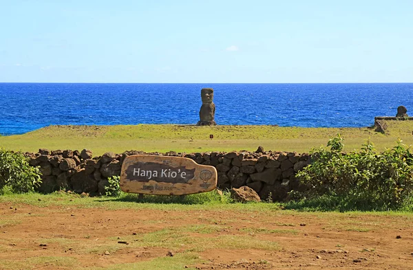 Moai Staty Vid Hanga Kioe Ceremonial Platformwith Pacific Oceanin Background — Stockfoto