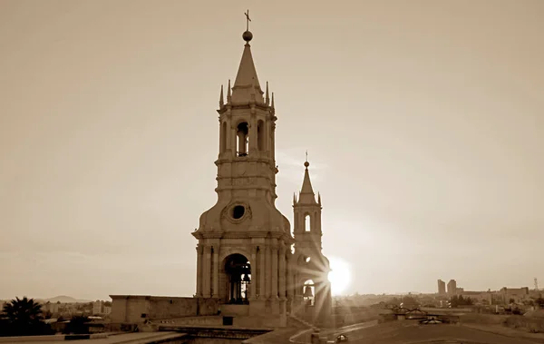 Fantastický Sluneční Paprsek Svítí Zvonicí Bazilické Katedrály Arequipa Historické Centrum — Stock fotografie