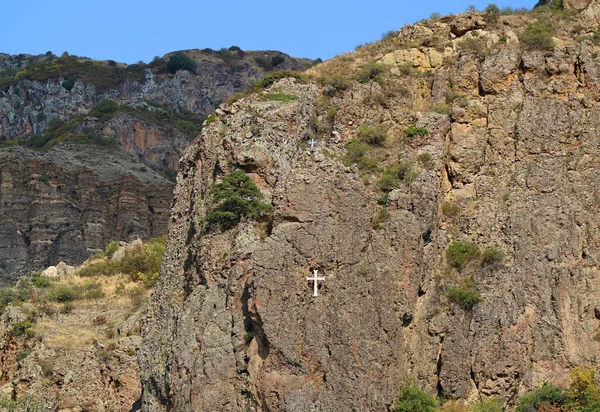 Εντυπωσιακό Rocky Hill Θέα Στο Λευκό Σταυρό Από Geghard Μονή — Φωτογραφία Αρχείου