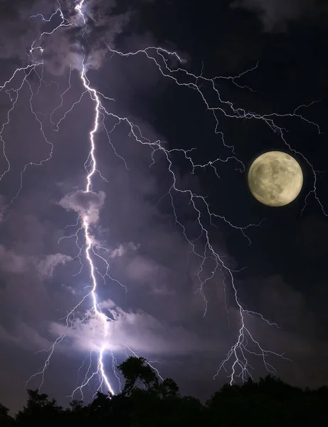 Incríveis Relâmpagos Céu Noturno Com Lua Cheia Assustadora — Fotografia de Stock