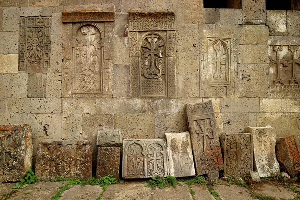 多くの保存状態の良い古代のカチャカル人やアルメニア人の十字石が アルメニアのシヌーク州タテフ修道院複合体にある — ストック写真