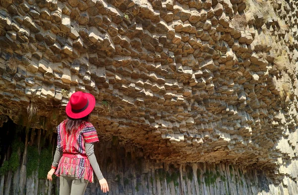 Kobieta Turystka Pod Wrażeniem Niesamowitej Symfonii Kamieni Bazaltowych Formacji Kolumn — Zdjęcie stockowe