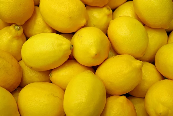 新鲜成熟的鲜活黄色柠檬作为背景或横幅 — 图库照片