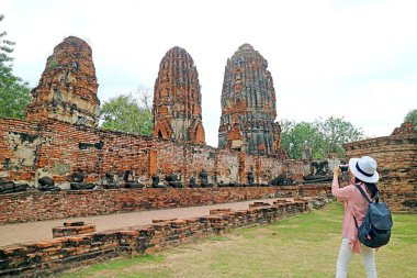 Wat Mahathat Antik Tapınağı, Ayutthaya Tarihi Adası Tayland 'da Stupas ve Buda resimlerinin fotoğraflarını çeken kadın ziyaretçi