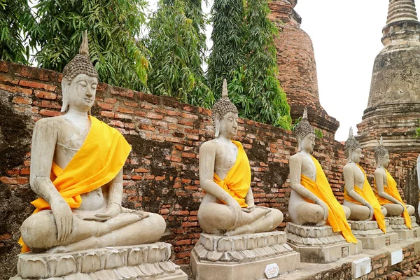 Row Amazing Buddha Images Yellow Robes Group Stupas Backdrop Wat — Stock Photo, Image