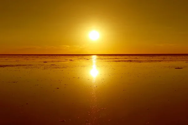 Die Reflexion Der Strahlenden Sonne Auf Den Überschwemmten Salzebenen Der — Stockfoto