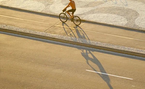 Mann Radelt Auf Dem Wellenförmigen Bürgersteig Des Portugiesischen Pflasters Copacabana — Stockfoto