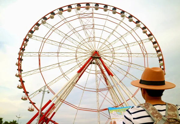 Zbliżenie Podróżnika Patrząc Metrów High Ferris Koło Batumi Boulevard Słynny — Zdjęcie stockowe