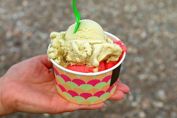 Рука Держа Руках Чашку Двух Вкусов Восхитительного Мороженого — стоковое фото