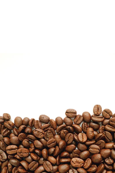 Σκούρο Καφέ Καβουρδισμένοι Κόκκοι Καφέ Απομονωμένοι Λευκό Φόντο Αντίγραφο Χώρου — Φωτογραφία Αρχείου