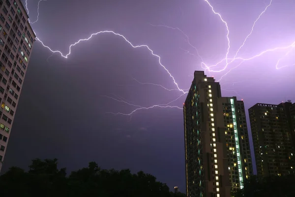 Incríveis Real Lightning Greves Céu Noturno Urbano — Fotografia de Stock