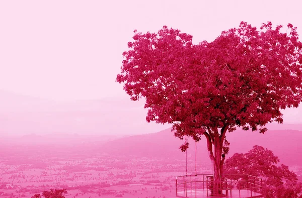 Magenta Renk Tonunda Pop Art Gerçeküstü Yürek Şekli Ağaç Bulutlu — Stok fotoğraf