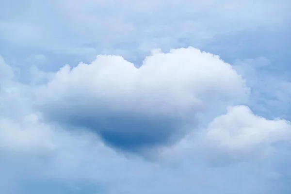 Verbazingwekkende Natuurlijke Hartvorm Cumulus Wolk Drijvend Aan Hemel — Stockfoto
