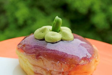 Lezzetli Mangosteen şekilli Krema Tabakta Doldurulmuş Donut
