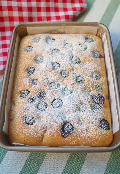맛있고 건강에 자장가인 블루베리 케이크가 봉사할 준비가 — 스톡 사진