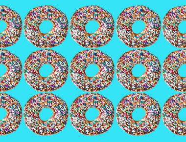 Çikolata kaplı donutların deseni parlak gökyüzü mavi arka planına renkli serpiştirilmiş.