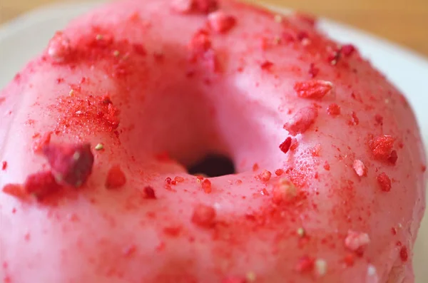 Nahaufnahme Der Konsistenz Köstlicher Erdbeer Glasierter Donut — Stockfoto