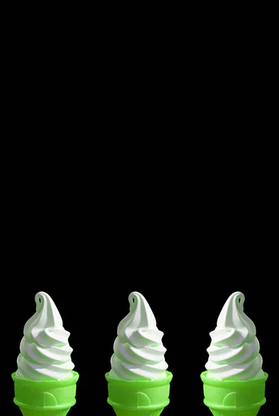 Drie Van Bright Green Lime Soft Serve Ice Cream Kegels — Stockfoto