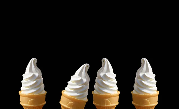 選択可能なバニラソフトクリームの行は コピースペースと黒の背景にコーン — ストック写真