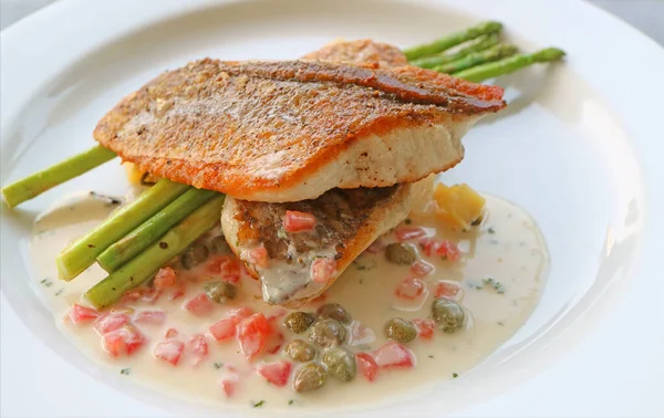 Assiette Bar Poêlé Avec Sauce Crème Moutarde Aux Câpres Tomate — Photo