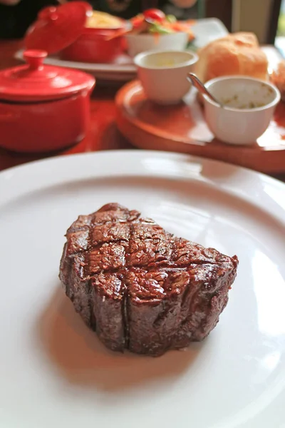 Nahaufnahme Köstliches Gegrilltes Filet Mignon Steak Mit Verschwommenem Beilagengericht Hintergrund — Stockfoto