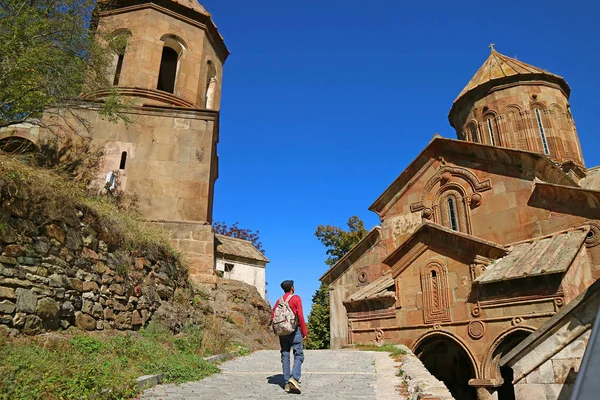 サパラ修道院の訪問者 アクハルツィヘ地区の注目すべき中世グルジア正教会修道院 グルジア — ストック写真