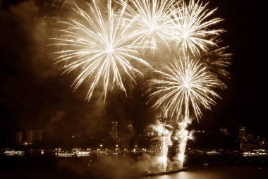 Gece gökyüzünde sepya ile körfezin üzerinde muhteşem havai fişekler.