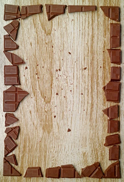 带有复制空间的木制背景巧克力大块框架 — 图库照片