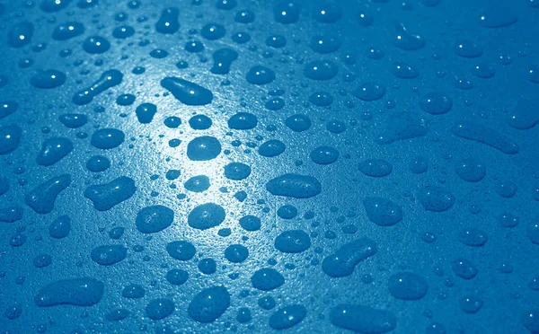 Yağmurdan Sonra Bahçe Masasındaki Kobalt Mavisi Damlacıklarına Yakın Çekim — Stok fotoğraf