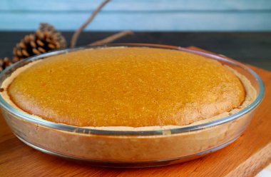 Tahta ekmek tahtasında taze pişmiş ev yapımı balkabağı turtası.