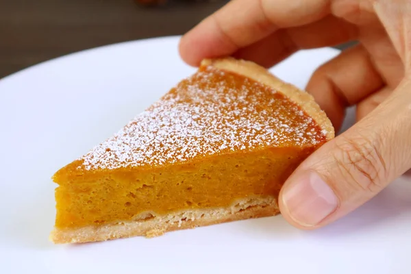 Mano Del Hombre Recogiendo Una Rebanada Pastel Calabaza Riego Bucal — Foto de Stock