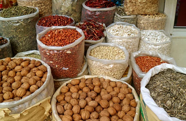 Haufen Getrockneter Nüsse Und Vollkornprodukte Zum Verkauf Auf Dem Markt — Stockfoto