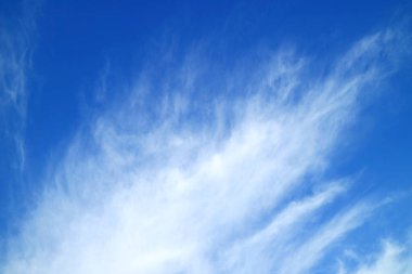 Güzel Cirrus bulutları parlak mavi gökyüzüne yayıldı.