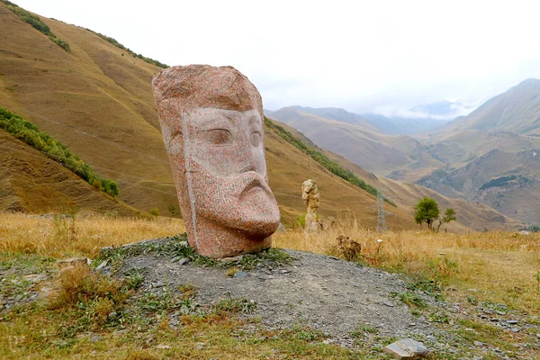 Kafkasya Nın Eteklerindeki Nanılmaz Dev Taş Heykeller Sno Village Kazbegi — Stok fotoğraf