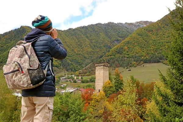 Traveler Λήψη Φωτογραφιών Της Πόλης Mestia Svan Tower Σπίτια Μεταξύ — Φωτογραφία Αρχείου