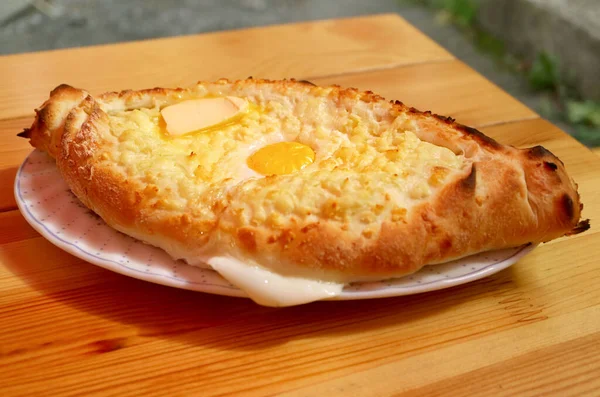 Fresh Baked Adjaruli Khachapuri Traditional Georgian Cheese Egg Bread Wooden — Stock Photo, Image