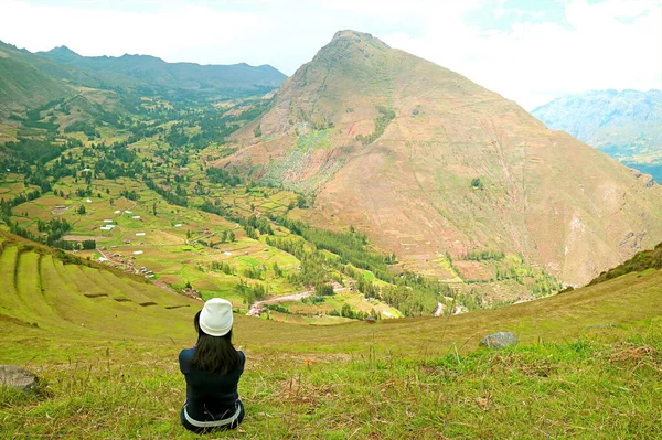 Viajante Feminina Sentada Encosta Montanhosa Parque Arqueológico Pisac Vale Sagrado — Fotografia de Stock