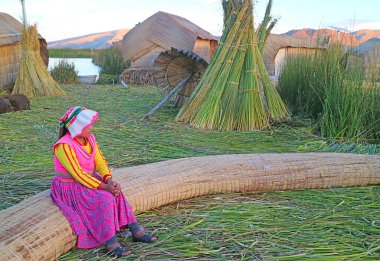 İnanılmaz Uros Yüzen Adaları. Hepsi Peru 'nun Titicaca Gölü' nün Peru Dibi 'nde Totora Sazlıklarından yapılmıştır.