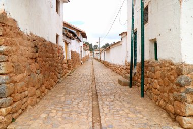 Chinchero 'daki Eski Taş Masonry Binaları' nın arasındaki taş yol İnkalar, Cuzco, Peru 'daki Kutsal Vadi' deki And köyü.