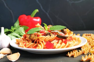 Domates soslu lezzetli buğday ezmeli makarna. İçindekiler etrafa saçılmış.